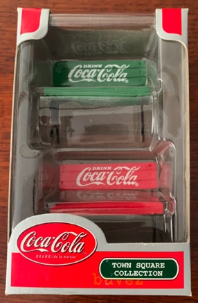 4331-1 € 9,00 coca cola town square 1x rood 1x groen bankje.jpeg